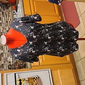 Weeso woman's V-Neck pocket tee, black, size XL.